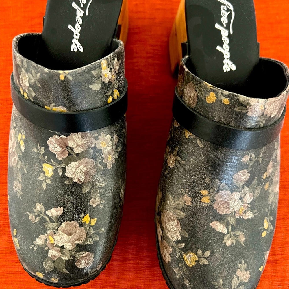 Free People Calabassas Clog, worn 2x. Size 8. In near perfect condition